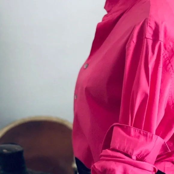 Bright Pink Wardrobe Staple You’ll Love Adding to Your Shirt Rotation - Picture 3 of 5